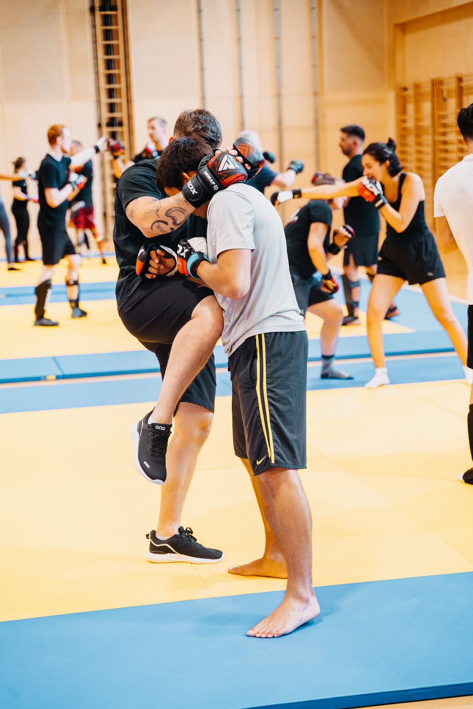Knietechnik im Thai-Clinch beim Muay-Thai- und MMA-Training der Akademie für Selbstverteidigung, Kampfkunst und Kampfsport in Graz.