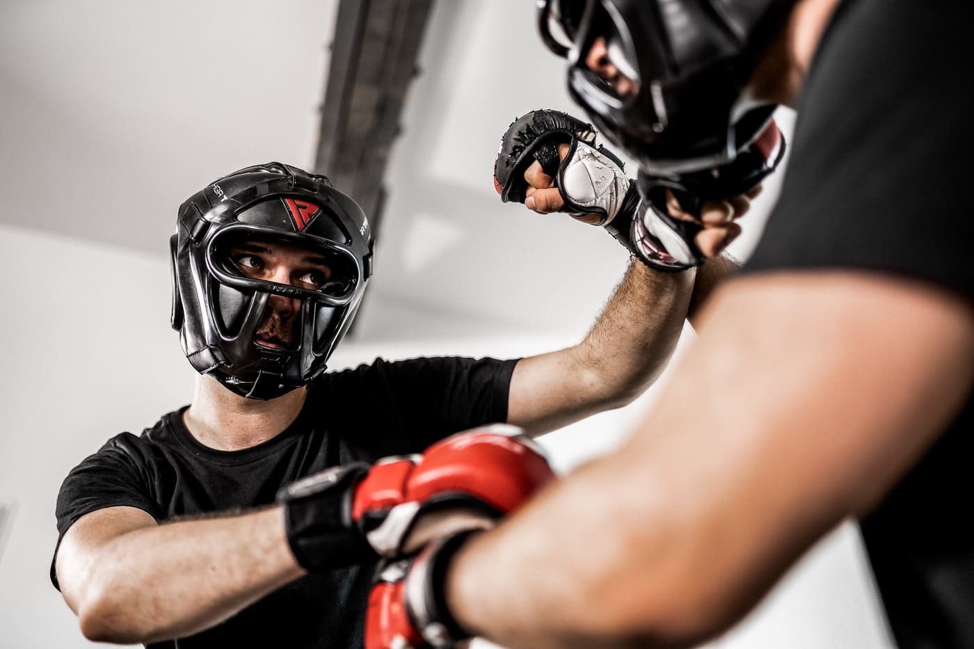 Erwachsene beim Sparring mit Kopfschutz