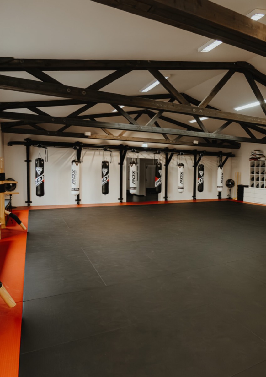 Trainingshalle in der Koschatgasse mit Matten und Sandsäcken