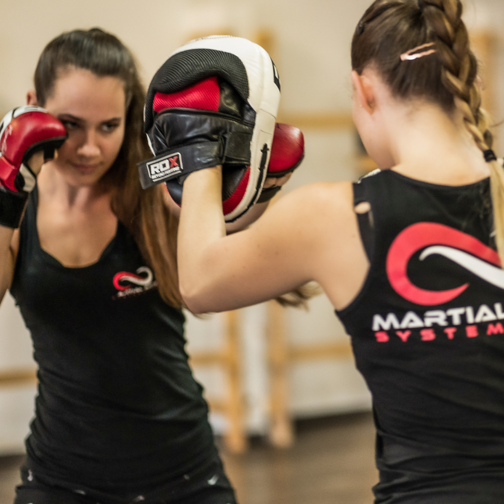 Erwachsenentraining – Kampfsport und Selbstverteidigung Erwachsene Frauen beim Kampfsporttraining mit Pratzen bei Martial Arts Systematics Graz