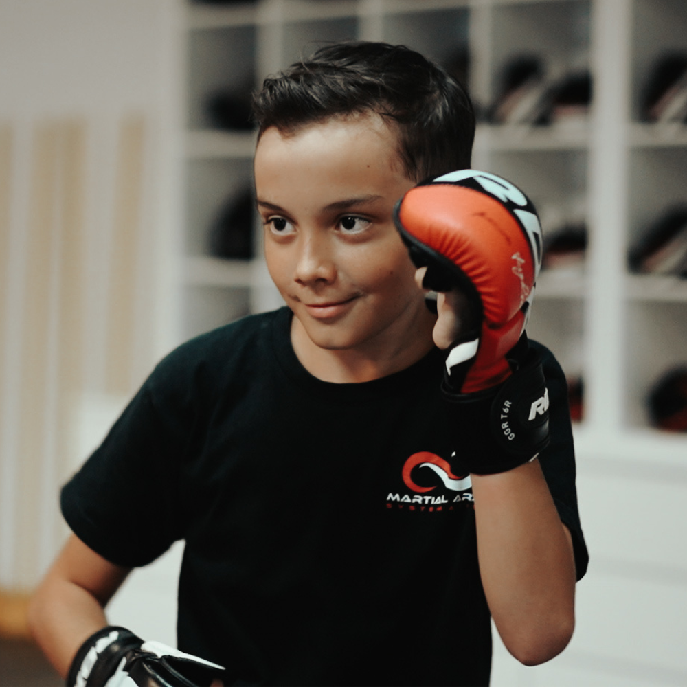 Kindertraining – Selbstverteidigung und Kampfsport Kind beim Training mit Boxhandschuhen, Selbstverteidigung für Kinder bei Martial Arts Systematics Graz